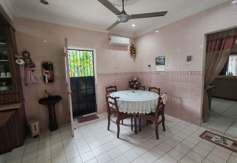 Jalan Anggerik Tania