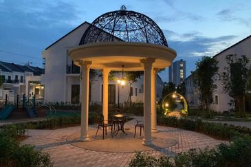 Monet Lily @ Sunsuria City