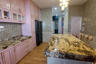 Puncak Pinggiran Putra