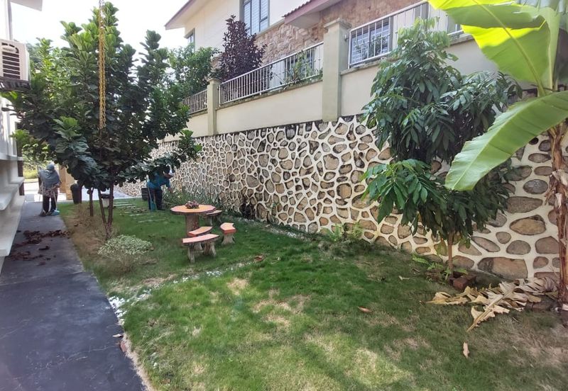 Puncak Pinggiran Putra