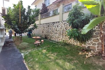 Puncak Pinggiran Putra