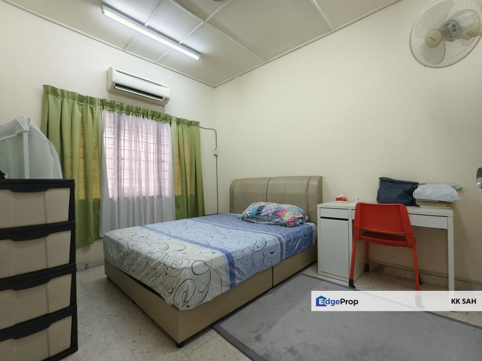 (FULL LOAN + MRT STATION + KITCHEN EXTENDED) 1 STOREY TERRACE @ TAMAN KAJANG UTAMA, Selangor, Kajang