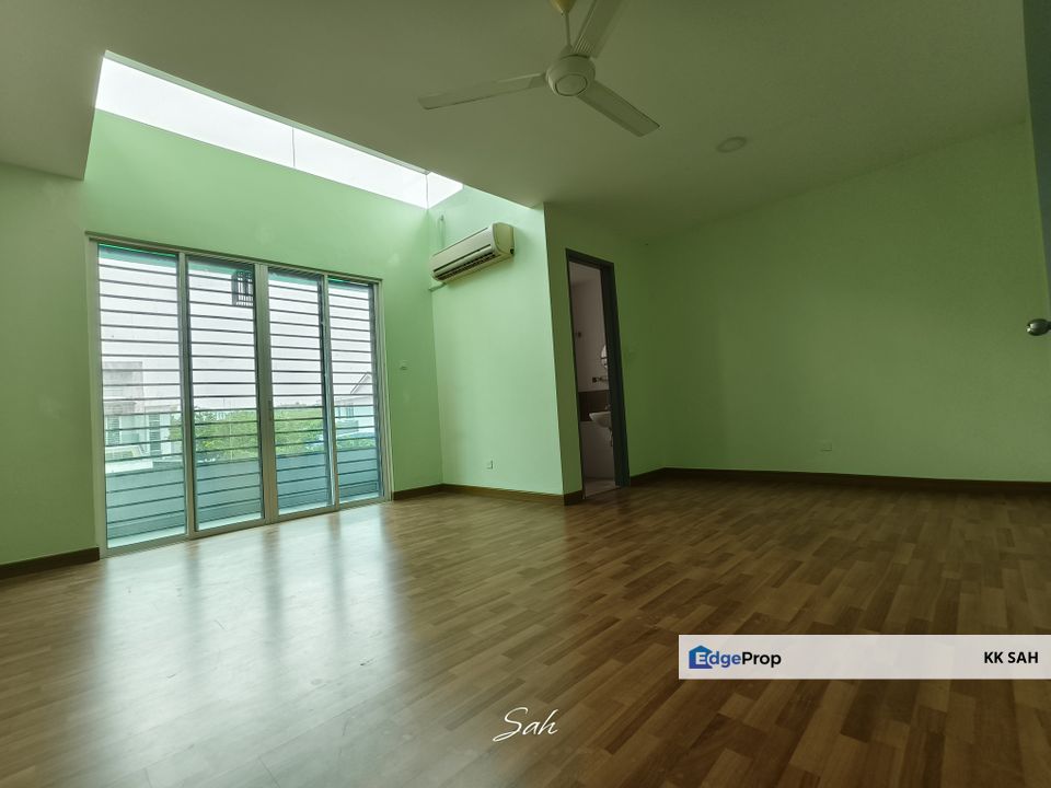 (FULL LOAN 24x70 FULLY RENOVATED) 2 STOREY SUPERLINK @ TIARA EAST, SEMENYIH, Selangor, Semenyih