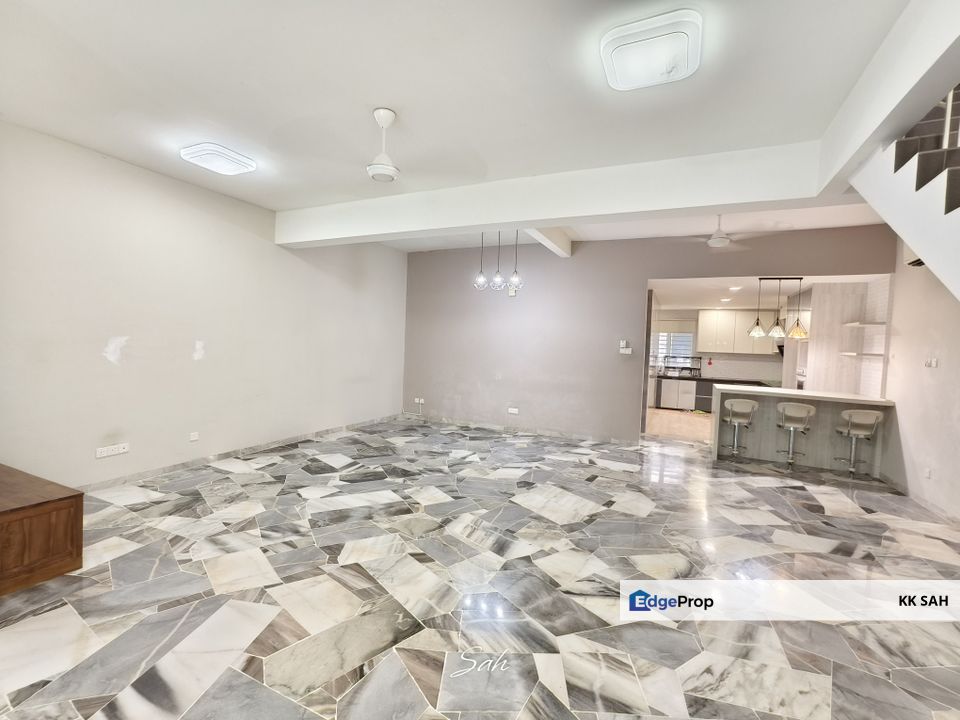 (FULL LOAN 24x70 FULLY RENOVATED) 2 STOREY SUPERLINK @ TIARA EAST, SEMENYIH, Selangor, Semenyih