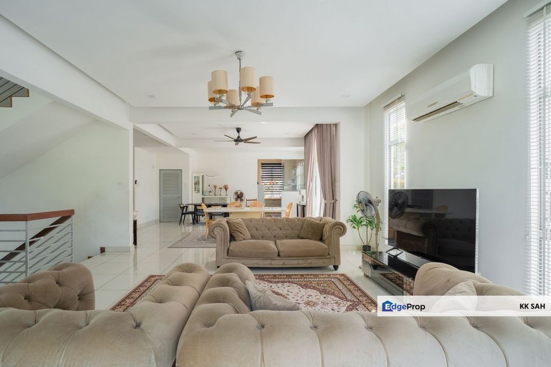 (FULLY RENOVATED) 2.5 STOREY SEMI-D @ SAUJANA VILLA, KAJANG, Selangor, Kajang