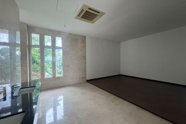 Jalan Straits View 8