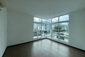 Jalan Straits View 8