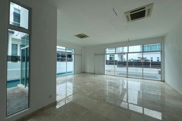 Jalan Straits View 8