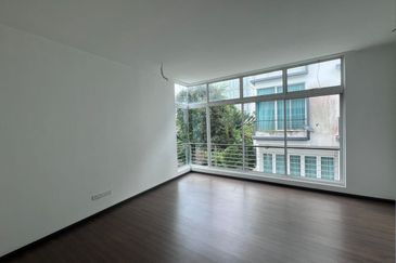 Jalan Straits View 8