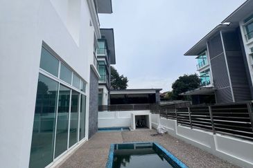 Jalan Straits View 8