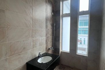 Jalan Straits View 8