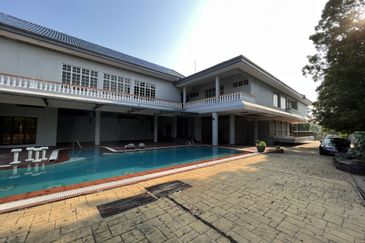 Mansion with a private pool. Kenny Hills, Taman Duta