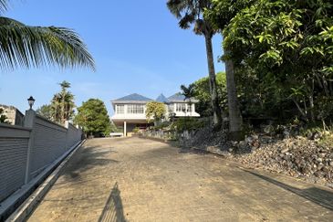 Mansion with a private pool. Kenny Hills, Taman Duta