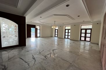 Mansion with a private pool. Kenny Hills, Taman Duta