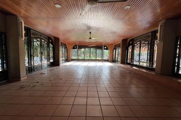 Mansion with a private pool. Kenny Hills, Taman Duta