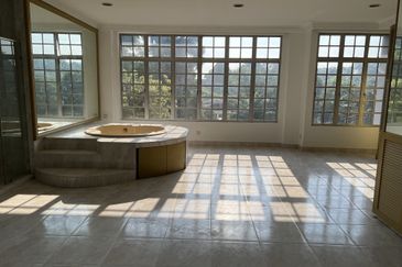 Mansion with a private pool. Kenny Hills, Taman Duta