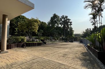 Mansion with a private pool. Kenny Hills, Taman Duta