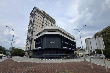 🏢 **FOR RENT – Ipoh Town Centre Commercial Building** 📍 *Next to Ipoh Padang – Prime Location!*