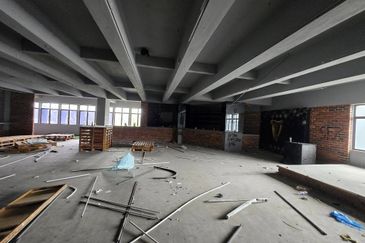 🏢 **FOR RENT – Ipoh Town Centre Commercial Building** 📍 *Next to Ipoh Padang – Prime Location!*