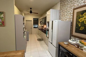 Hundred East @ Bandar Enstek