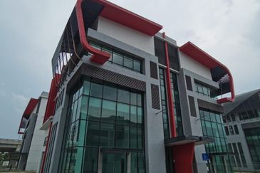 Kota Damansara 3 storey Semi-D factory for RENT