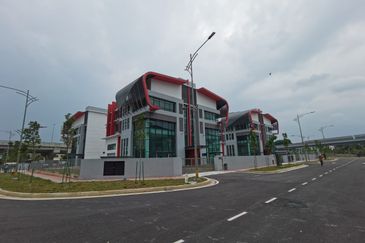 Kota Damansara 3 storey Semi-D factory for RENT