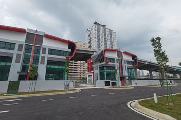 Kota Damansara 3 storey Semi-D factory for RENT