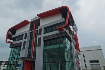 Kota Damansara 3 storey Semi-D factory for RENT