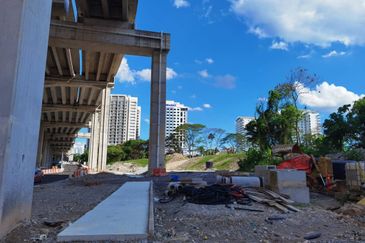 Jelatek Land , Jalan Ampang (Opposite Great East Mall, Fronting Main Road)