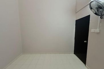 Full Loan. Full Renovation. Teres Taman Suria, Simpang  Renggam, Johor