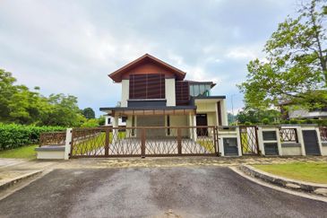 DANAU SURIA, PRESINT 16