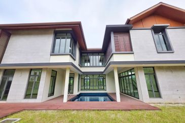 DANAU SURIA, PRESINT 16