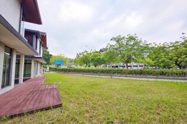 DANAU SURIA, PRESINT 16