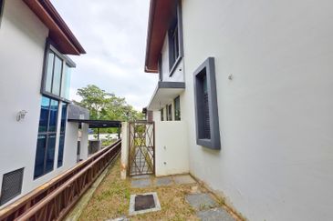 DANAU SURIA, PRESINT 16