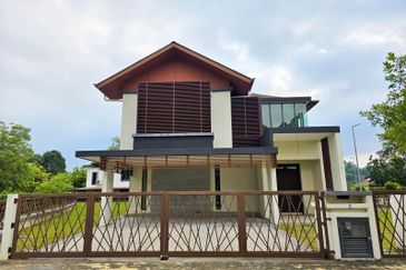 DANAU SURIA, PRESINT 16