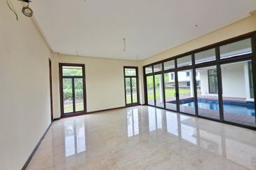 DANAU SURIA, PRESINT 16