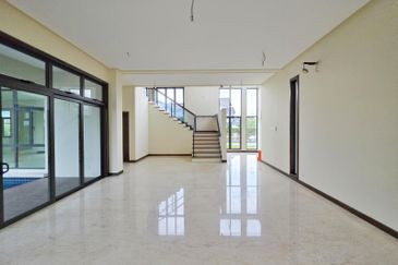 DANAU SURIA, PRESINT 16