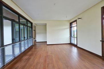 DANAU SURIA, PRESINT 16