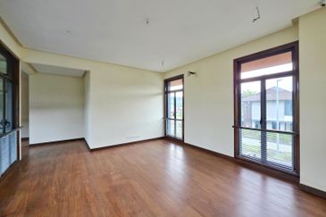 DANAU SURIA, PRESINT 16