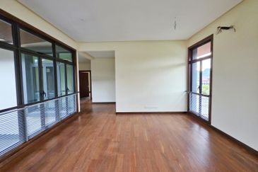 DANAU SURIA, PRESINT 16