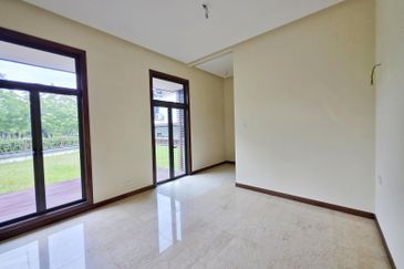 DANAU SURIA, PRESINT 16