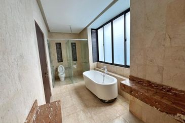 DANAU SURIA, PRESINT 16