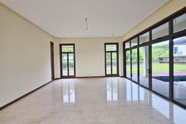 DANAU SURIA, PRESINT 16