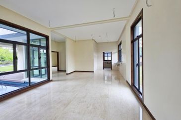 DANAU SURIA, PRESINT 16