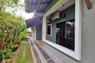 Astana Idaman, Desa Alam