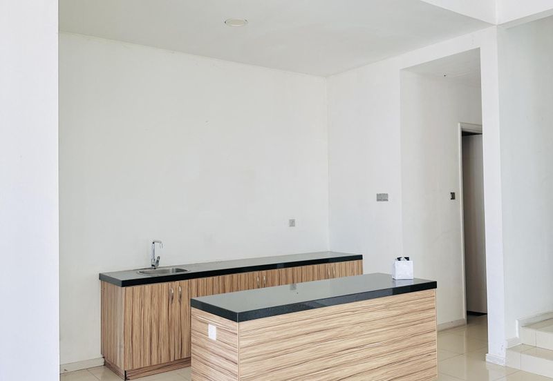 Summerglades, Perdana Lakeview West