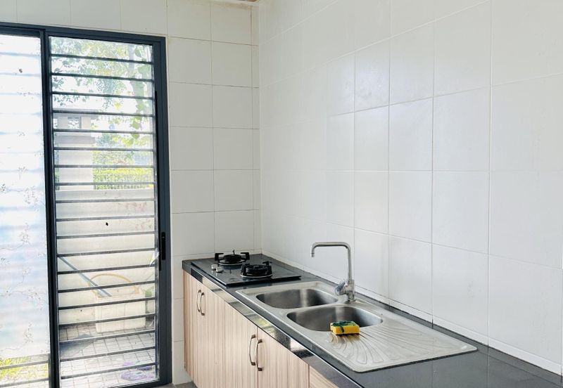 Summerglades, Perdana Lakeview West