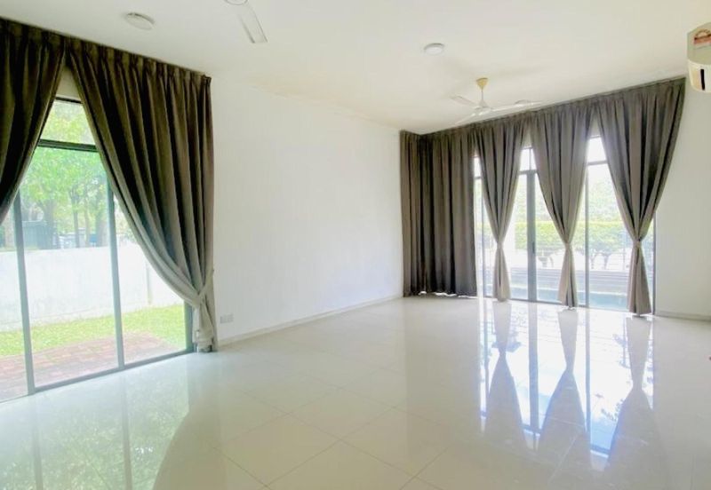 Summerglades, Perdana Lakeview West