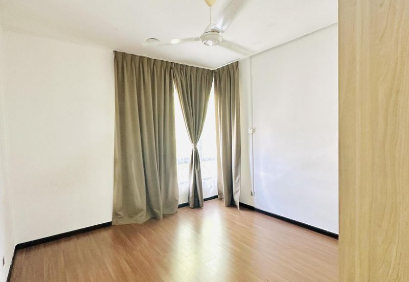 Summerglades, Perdana Lakeview West