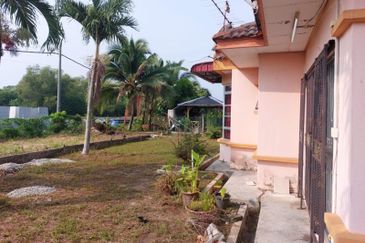 Taman Pantai Sepang Putra, Bagan Lalang 1 Sty Bungalow For Sale BELOW MARKET